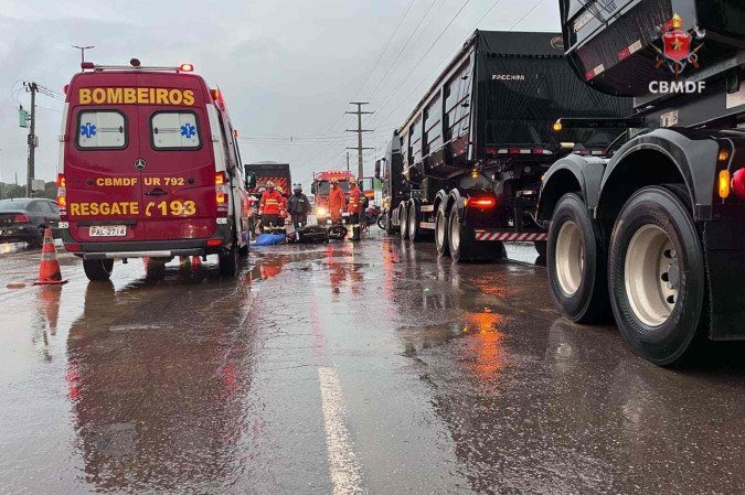 Um motociclista, que não teve a identidade divulgada, morreu após colidir com um caminhão na BR-060