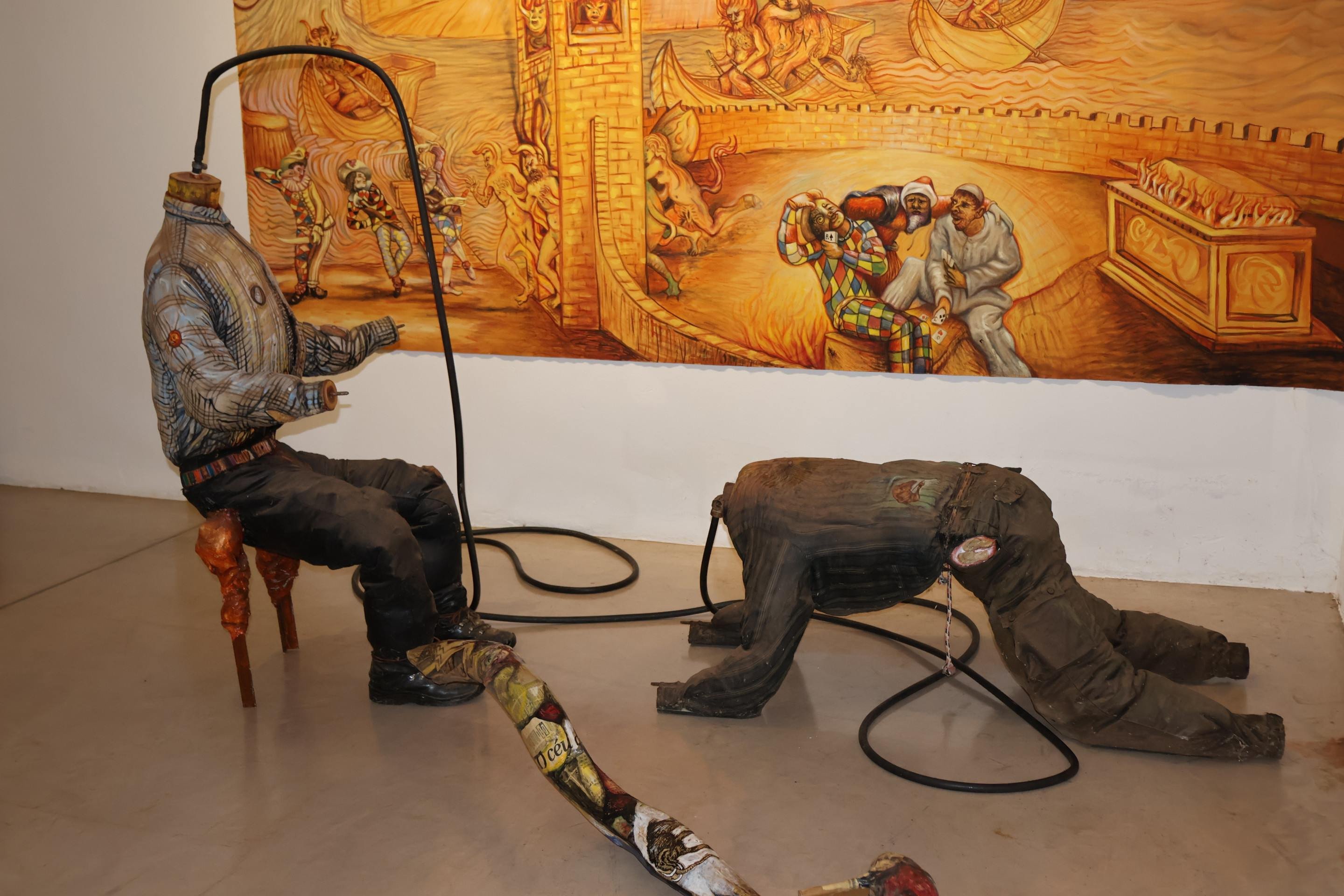 ... enquanto a instala&ccedil;&atilde;o simboliza o ambiente infernal            