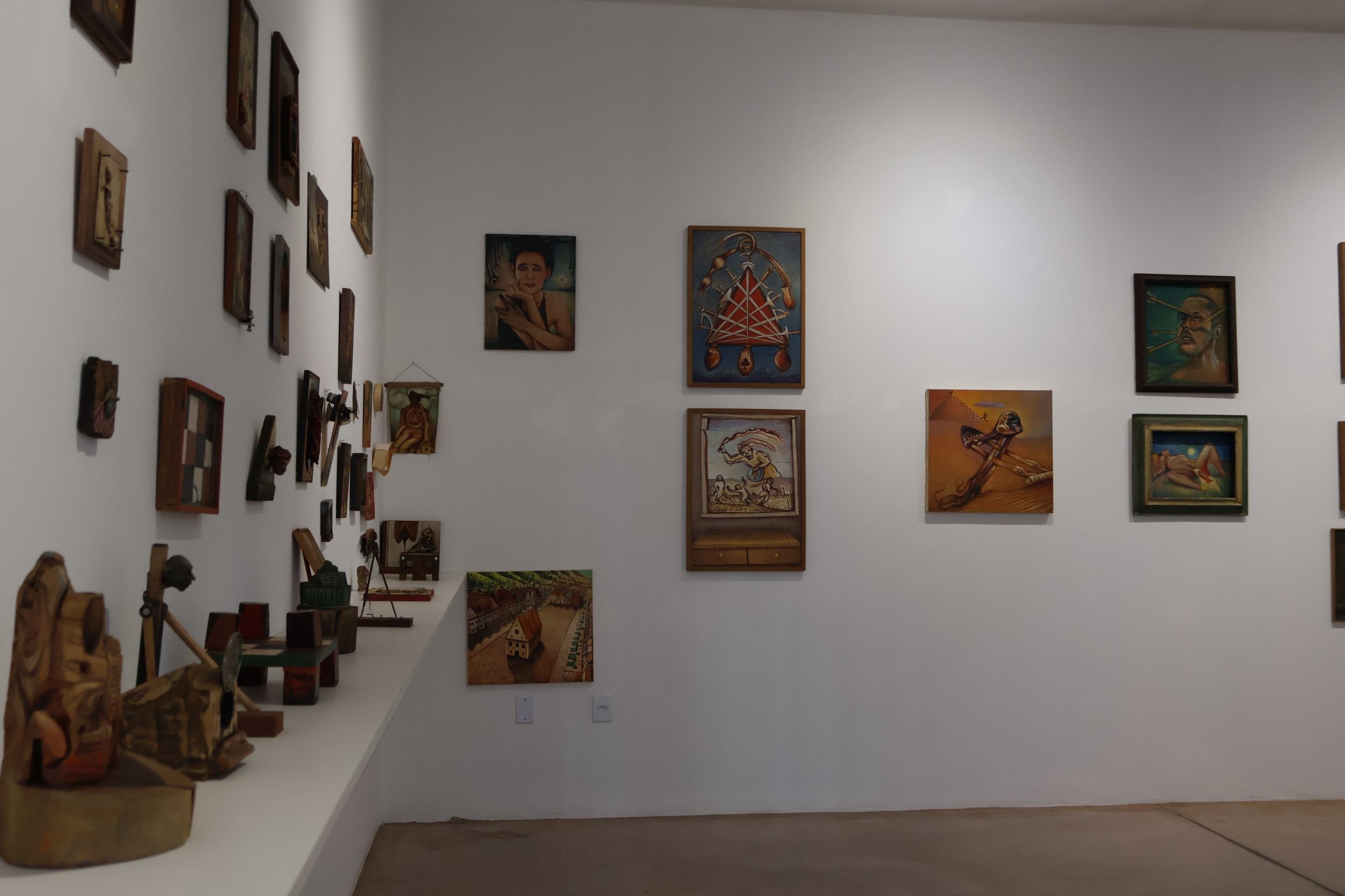 ... o artista reaproveita materiais e coloca a sustentabilidade como um dos eixos...          