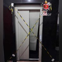 Bombeiros orientam manter a calma, avisar pelo interfone e ligar para o número de emergência 193 -  (crédito: CBMDF/Divulgação)