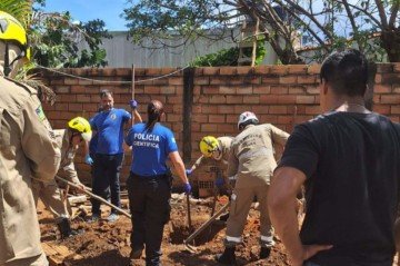 Imagens mostram policiais militares procurando por corpos ocultados em Caldas Novas -  (crédito: PCGO/Divulgação)