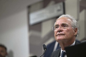 O presidente da CAE, senador Renan Calheiros (MDB-AL), pautou análise de emendas da matéria para esta terça-feira (11/8) - (crédito: Saulo Cruz/Agência Senado) O presidente da CAE, senador Renan Calheiros (MDB-AL), pautou análise de emendas da matéria para esta terça-feira (11/8) - (crédito: Saulo Cruz/Agência Senado)