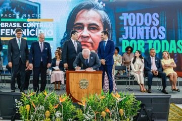 Acordo prevê atuação coordenada e permanente dos Três Poderes para prevenir a violência contra meninas e mulheres
 -  (crédito:  Ricardo Stuckert / PR)