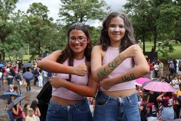  Resultado do Vestibular  da UNB. Na Foto Ananda de Castro e Isadora de Castro, -  (crédito:  Bruna Gaston/CB/D.A Press)