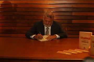 Brasília foi palco, na noite desta quarta-feira (4/2), do lançamento do livro Fragmentos do cotidiano em crônicas, do presidente da Caixa Econômica Federal, Carlos Vieira -  (crédito: Mariana Campos/CB/DAPress)