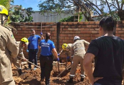 Imagens mostram policiais militares procurando por corpos ocultados em Caldas Novas -  (crédito: PCGO/Divulgação)