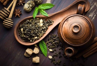 Chás de ervas e plantas naturais fazem parte da cultura popular brasileira e são conhecidos por serem aliados da saúde (Imagem: Zadorozhnyi Viktor | Shutterstock) -  (crédito: EdiCase) -Chás de ervas e plantas naturais fazem parte da cultura popular brasileira e são conhecidos por serem aliados da saúde (Imagem: Zadorozhnyi Viktor | Shutterstock) -  (crédito: EdiCase)