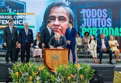 Acordo prevê atuação coordenada e permanente dos Três Poderes para prevenir a violência contra meninas e mulheres
 -  (crédito:  Ricardo Stuckert / PR) -Acordo prevê atuação coordenada e permanente dos Três Poderes para prevenir a violência contra meninas e mulheres
 -  (crédito:  Ricardo Stuckert / PR)