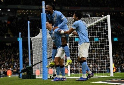 Jogadores do City comemoram gol marcado contra o Newcastle durante a vitória por 3 x 1, nesta quarta-feira (4/2), pelas semifinais da Copa da Liga Inglesa -  (crédito:  AFP) -Jogadores do City comemoram gol marcado contra o Newcastle durante a vitória por 3 x 1, nesta quarta-feira (4/2), pelas semifinais da Copa da Liga Inglesa -  (crédito:  AFP)