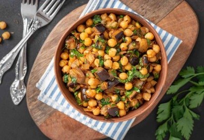 Grão-de-bico com berinjela (Imagem: Mila Bond | Shutterstock) 
 -  (crédito: EdiCase) -Grão-de-bico com berinjela (Imagem: Mila Bond | Shutterstock) 
 -  (crédito: EdiCase)