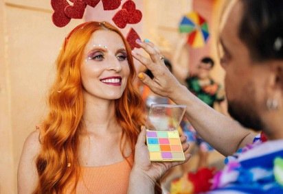 Maquiagens, glitter, calor e aglomerações aumentam o risco de crises alérgicas nesta época do ano (Imagem: Kleber Cordeiro | Shutterstock) -  (crédito: EdiCase) -Maquiagens, glitter, calor e aglomerações aumentam o risco de crises alérgicas nesta época do ano (Imagem: Kleber Cordeiro | Shutterstock) -  (crédito: EdiCase)