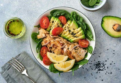 Salada de frango com abacate e espinafre (Imagem: Katarzyna Hurova | Shutterstock) -  (crédito: EdiCase) -Salada de frango com abacate e espinafre (Imagem: Katarzyna Hurova | Shutterstock) -  (crédito: EdiCase)