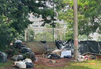 &Aacute;rea externa de quadra est&aacute; tomada lixo e entulhos -  (crédito: Davi Cruz/CB/D.A Press) -&Aacute;rea externa de quadra est&aacute; tomada lixo e entulhos -  (crédito: Davi Cruz/CB/D.A Press)