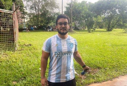 Moradores reclamam de sujeira e abandono nos arredores de quadra esportiva