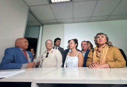 Representantes do PT, PV, PDT, PC do B e Rede estiveram presentes na CLDF para protocolar o pedido -  (crédito: Mila Ferreira) -Representantes do PT, PV, PDT, PC do B e Rede estiveram presentes na CLDF para protocolar o pedido -  (crédito: Mila Ferreira)