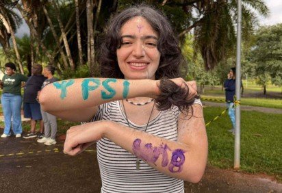 Nova caloura em psicologia comemora cortando o cabelo -  (crédito: Juliana Cabral CB/Press)