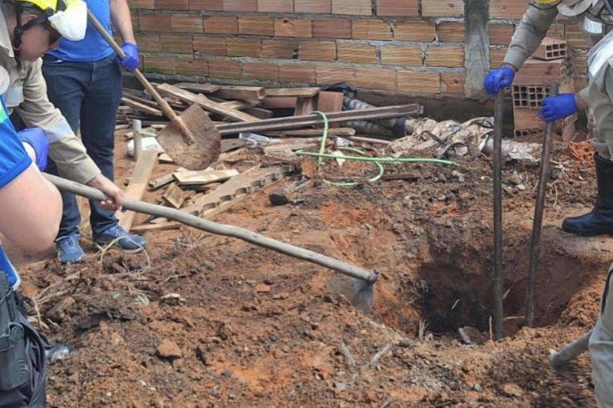 Imagens mostram policiais militares procurando por corpos ocultados em Caldas Novas