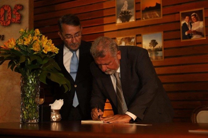 Brasília foi palco, na noite desta quarta-feira (4/2), do lançamento do livro Fragmentos do cotidiano em crônicas, do presidente da Caixa Econômica Federal, Carlos Vieira