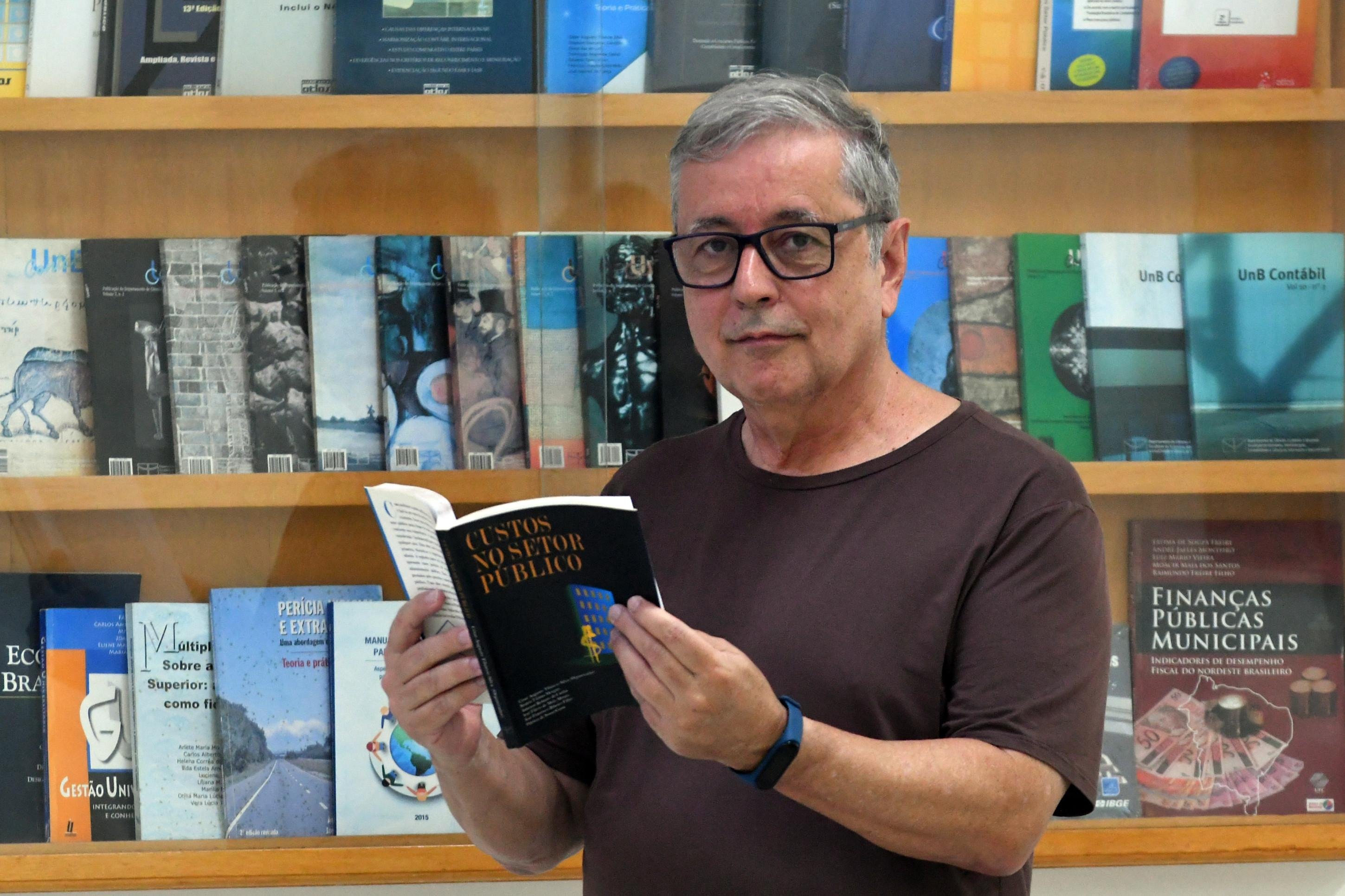  O professor C&eacute;sar Augusto Tib&uacute;rcio Silva lidera a P&oacute;s-Gradua&ccedil;&atilde;o em Ci&ecirc;ncias Cont&aacute;beis na Universidade de Bras&iacute;lia