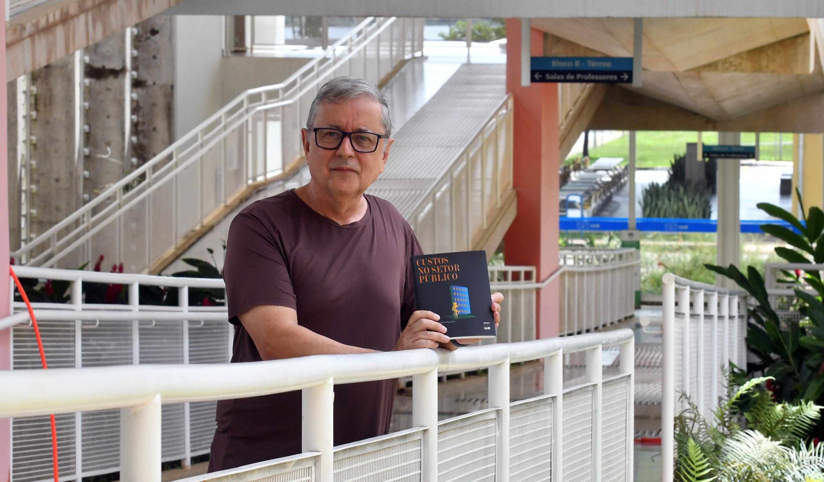  O professor C&eacute;sar Augusto Tib&uacute;rcio Silva lidera a P&oacute;s-Gradua&ccedil;&atilde;o em Ci&ecirc;ncias Cont&aacute;beis na Universidade de Bras&iacute;lia