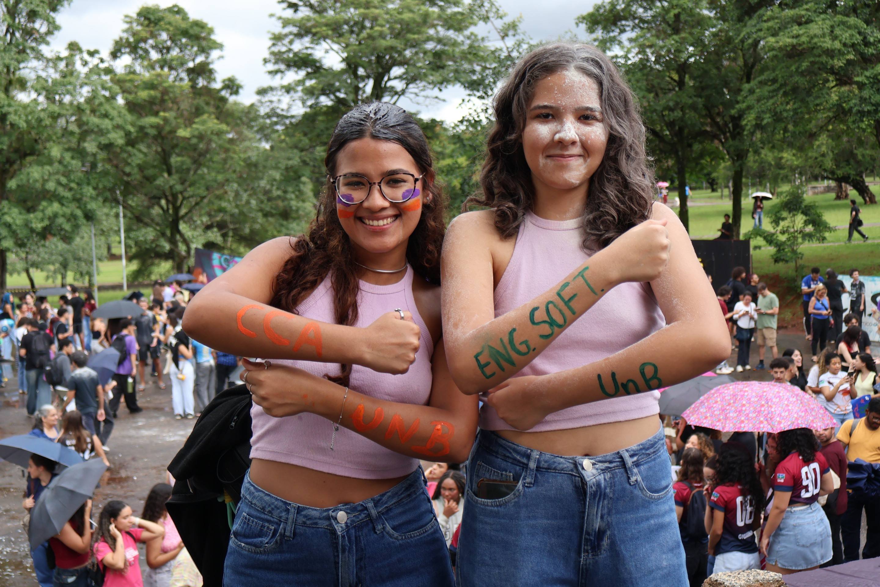 As irm&atilde;s Ananda e Isadora de Castro comemoram juntas a aprova&ccedil;&atilde;o