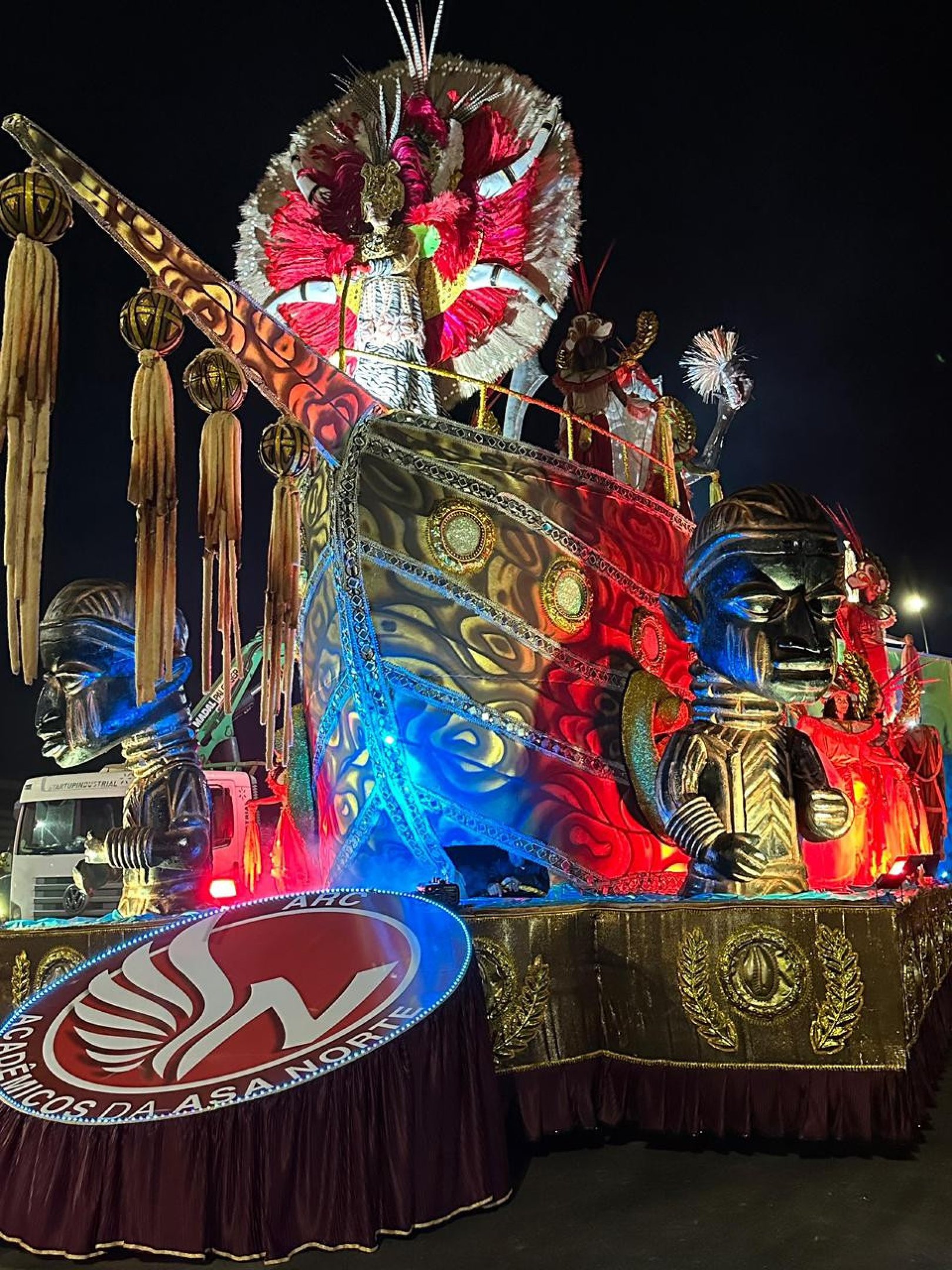 Carro abre-alas  da Acad&ecirc;micos da  Asa Norte no  desfile de 2023 