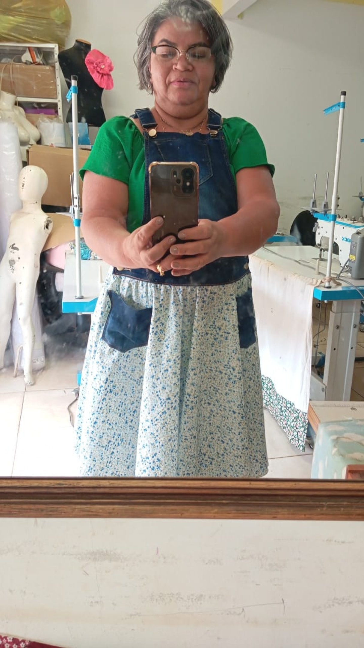 Iraneide Oliveira coordena a confec&ccedil;&atilde;o de roupas para a escola de samba e, em outros per&iacute;odos do ano, comanda projetos sociais de capacita&ccedil;&atilde;o de costura na Estrutural 