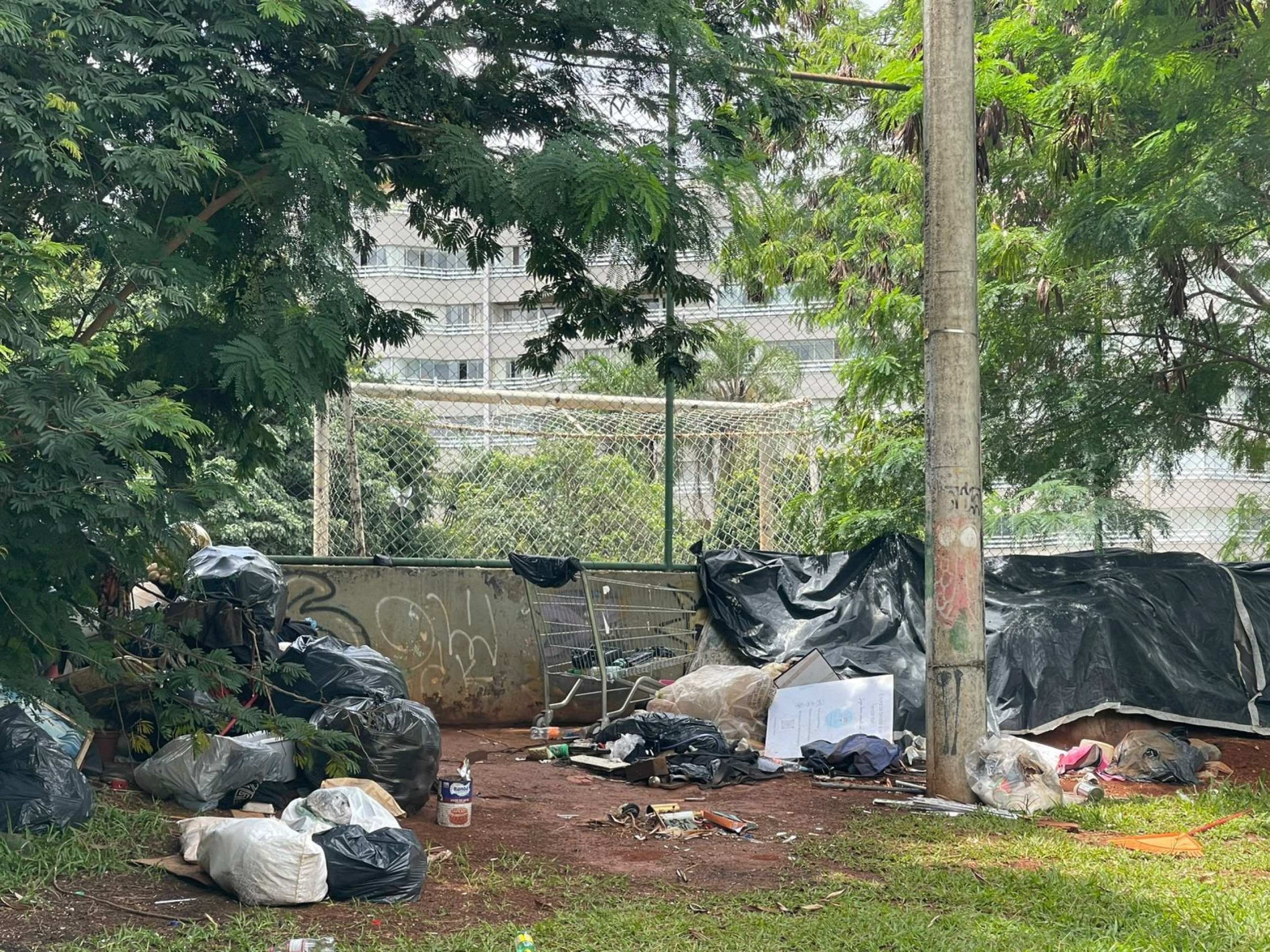 Moradores reclamam de sujeira e abandono nos arredores de quadra na Asa Norte
