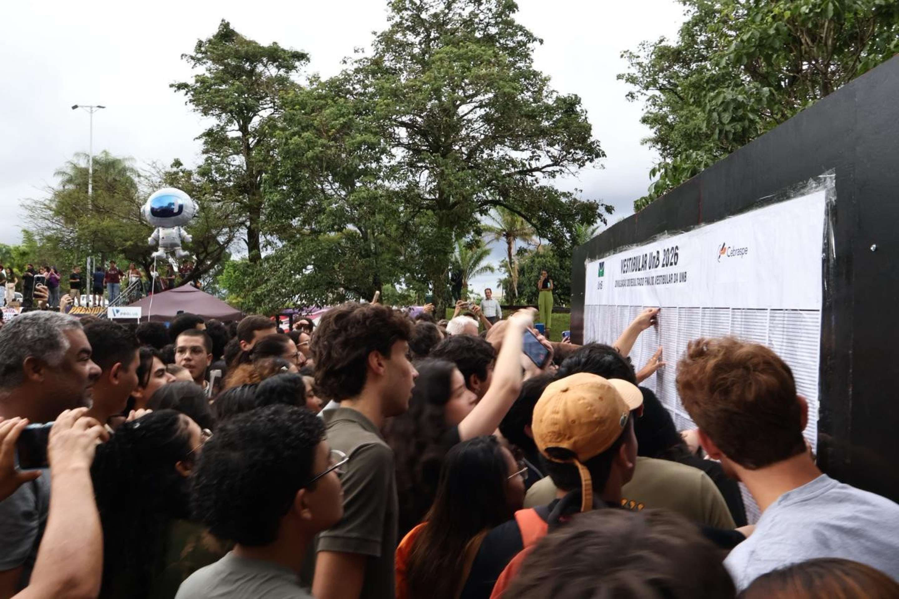 Estudantes aguardam o listão do PAS no Teatro de Arena