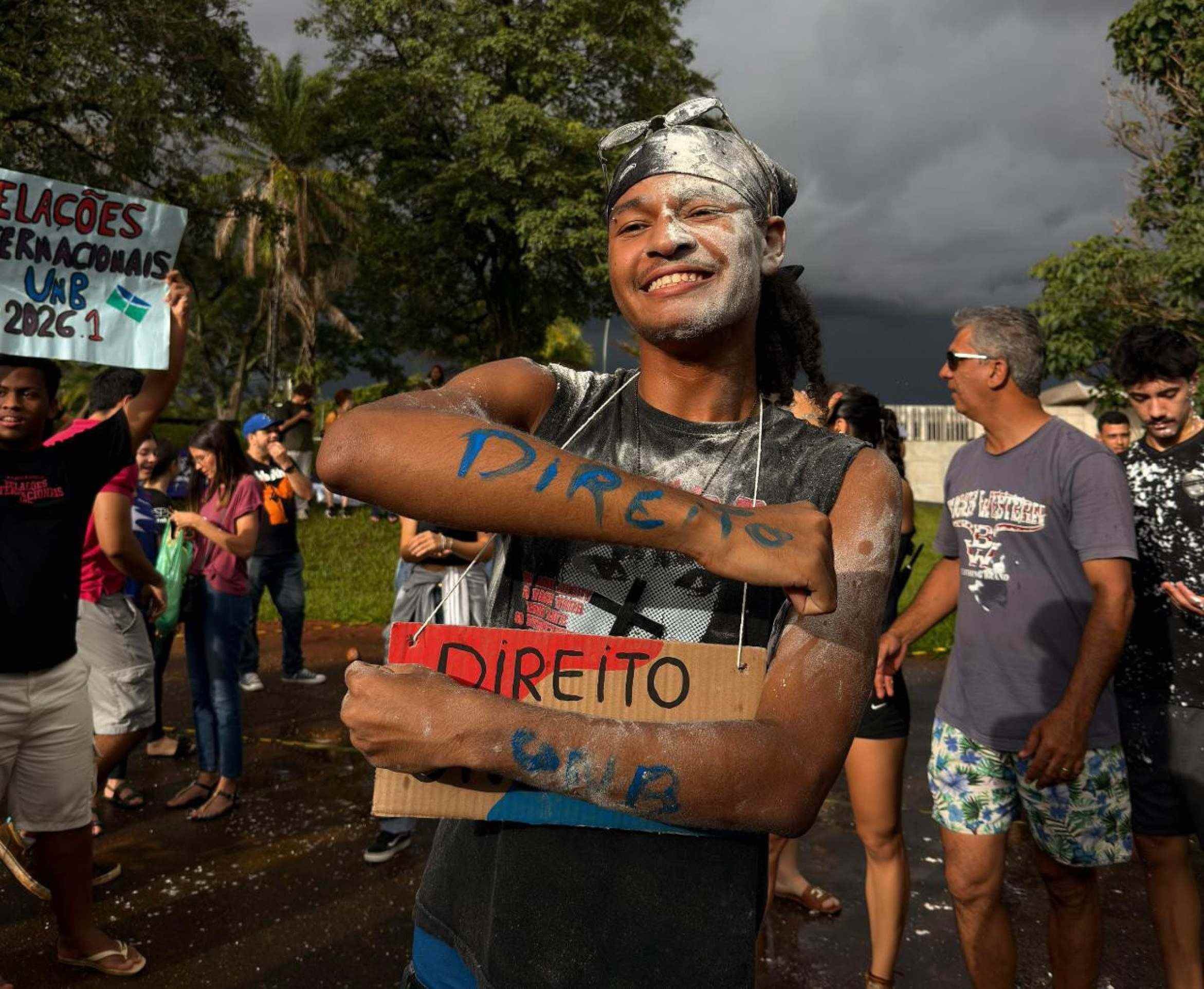Lorran Santos celebra o come&ccedil;o do ensino superior na gradua&ccedil;&atilde;o de direito 