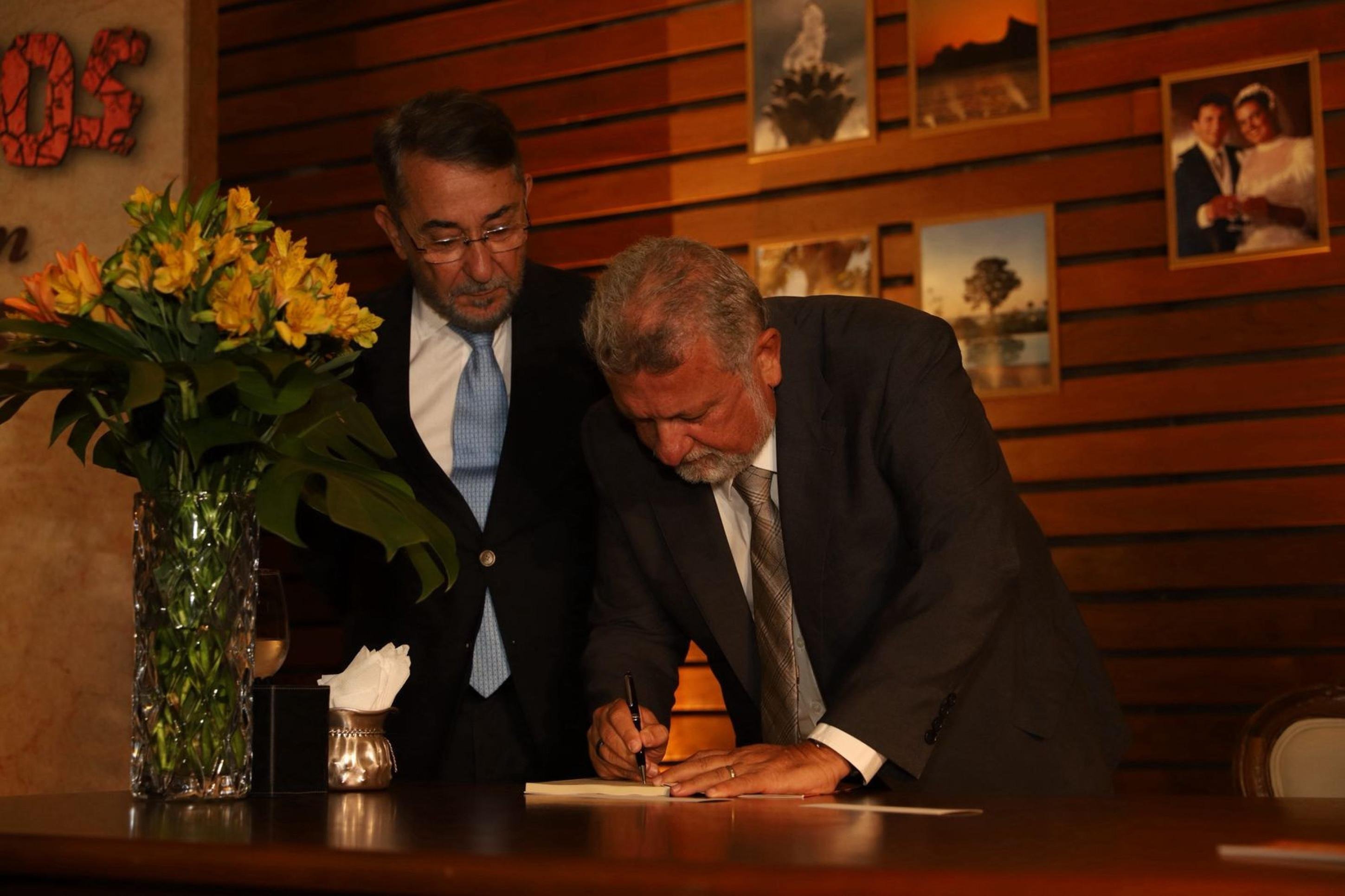 Bras&iacute;lia foi palco, na noite desta quarta-feira (4/2), do lan&ccedil;amento do livro Fragmentos do cotidiano em cr&ocirc;nicas, do presidente da Caixa Econ&ocirc;mica Federal, Carlos Vieira