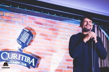 Comediante Paulo Mansur chega a Brasília neste fim de semana com espetáculo sobre a religião Umbanda -  (crédito: Divulgação)