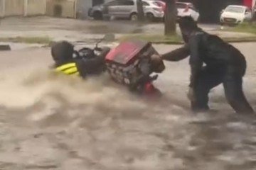Enxurradas arrastam motociclistas após fortes chuvas
 -  (crédito: Reprodução/Ceilândia Muita Treta)
