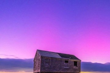 Foto tirada logo ap&oacute;s o p&ocirc;r do sol da famosa casa sobre palafitas -  (crédito: Cr&eacute;dito: James Katsipis/Reprodu&ccedil;&atilde;o)