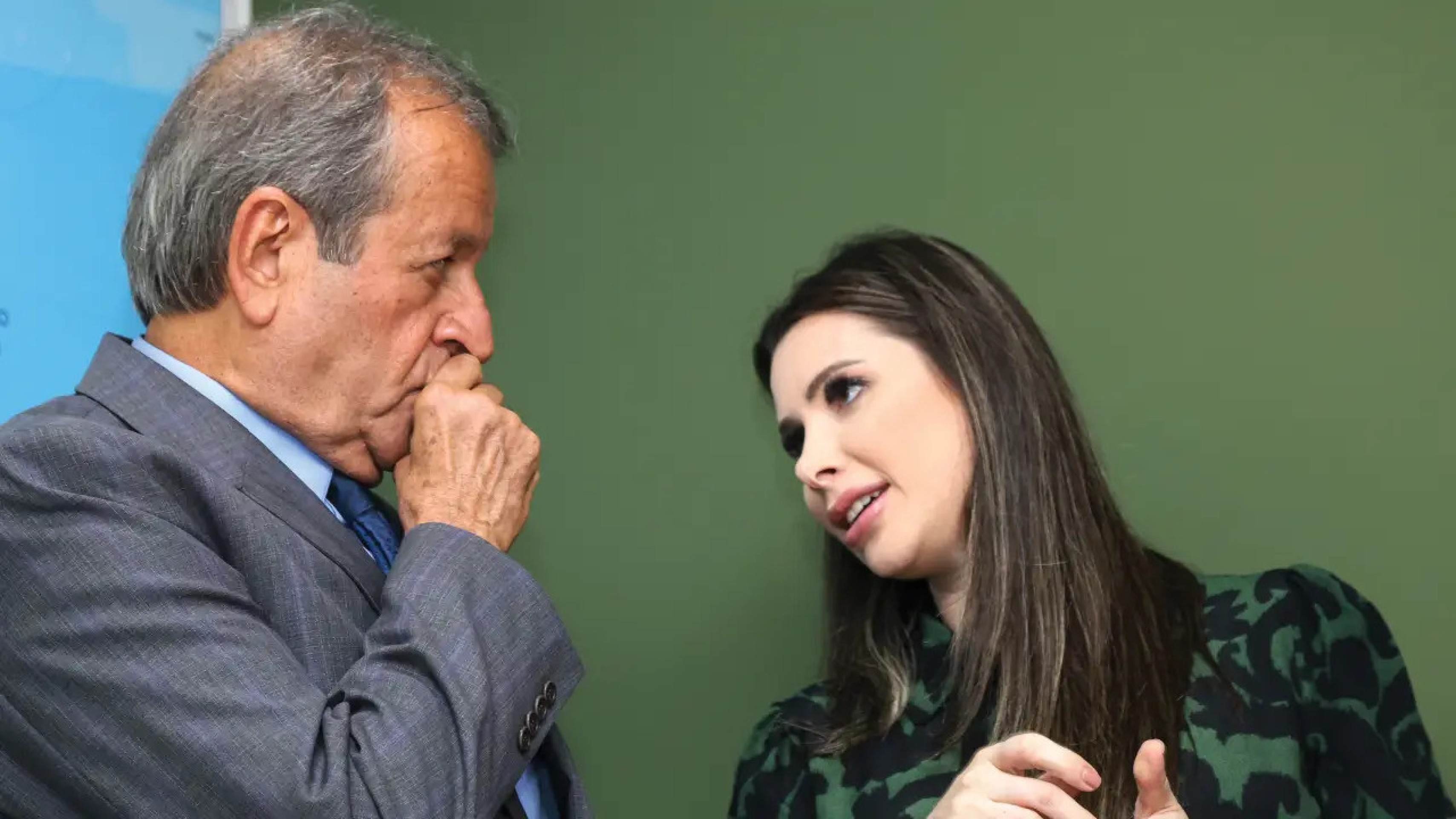 Caroline de Toni recebe convite para se filiar ao Novo