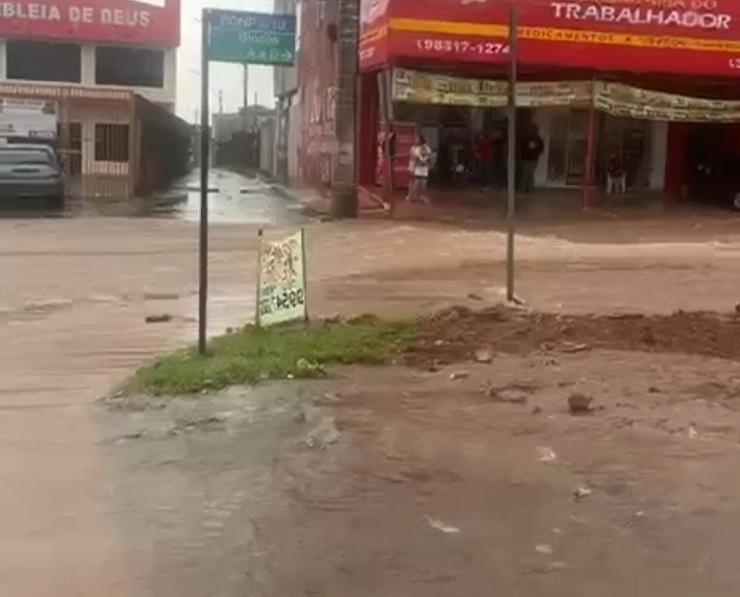 Vídeo: enxurrada causa medo e revolta em Ceilândia 