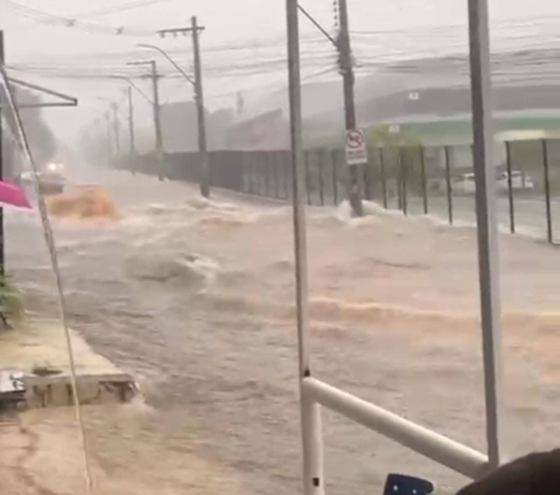 Chuva arranca asfalto e interdita via no Itapoã; GDF já atua nos reparos