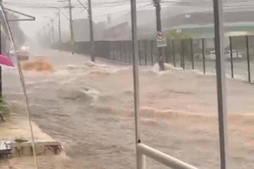 A enxurrada causou estragos na Avenida do Mourão, no Itapoã - (crédito: Foto/Cedida) A enxurrada causou estragos na Avenida do Mourão, no Itapoã - (crédito: Foto/Cedida)