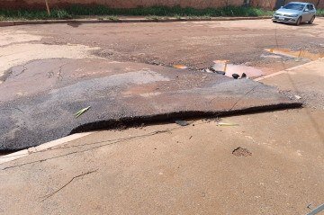 A chuva arrancou trechos do asfalto na Avenida do Morro da Cruz, em São Sebastião. - (crédito: Foto/Ana Carolina Alves) A chuva arrancou trechos do asfalto na Avenida do Morro da Cruz, em São Sebastião. - (crédito: Foto/Ana Carolina Alves)