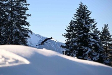 Procedimento íntimo vira arma secreta, expõe brechas no regulamento e coloca o salto de esqui no centro de um escândalo olímpico -  (crédito: BARBARA GINDL / APA / AFP)