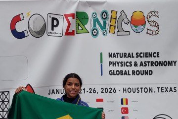 Beatriz Luz representando o Brasil na Copernicus Natural Science Olympiad 2026, onde foi medalhista de ouro -  (crédito: Arquivo pessoal)