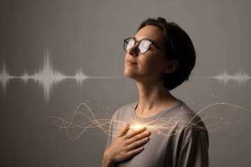 Fotografia editorial conceitual sobre neurociência e emoções humanas, mostrando uma pessoa em ambiente neutro e minimalista, com expressão serena e levemente inspirada -  (crédito: Whisk)