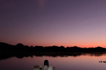 Passeio de barco no alvorecer