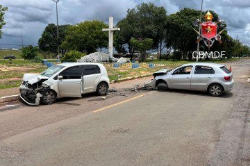 Motorista é esfaqueado por passageiro, perde controle do carro e causa acidente em Taguatinga -  (crédito: Reprodução CBMDF)