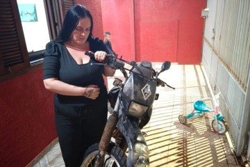 Bárbara com a moto do irmão, Rodrigo Ribeiro, 36 -  (crédito: Luiz Fellipe Alves)