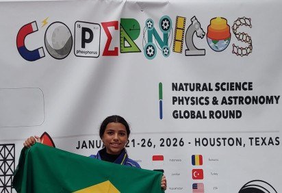 Beatriz Luz representando o Brasil na Copernicus Natural Science Olympiad 2026, onde foi medalhista de ouro -  (crédito: Arquivo pessoal)
