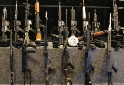 Sargento Portugal propõe aumento de pena de reclusão para crimes com fuzis em até 30 anos -  (crédito: Fernando Frazão/Agência Brasil) -Sargento Portugal propõe aumento de pena de reclusão para crimes com fuzis em até 30 anos -  (crédito: Fernando Frazão/Agência Brasil)