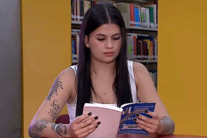 Kailaine Santos estudando em sua faculdades dos sonho: PUCPR
 -  (crédito: Arquivo pessoal)