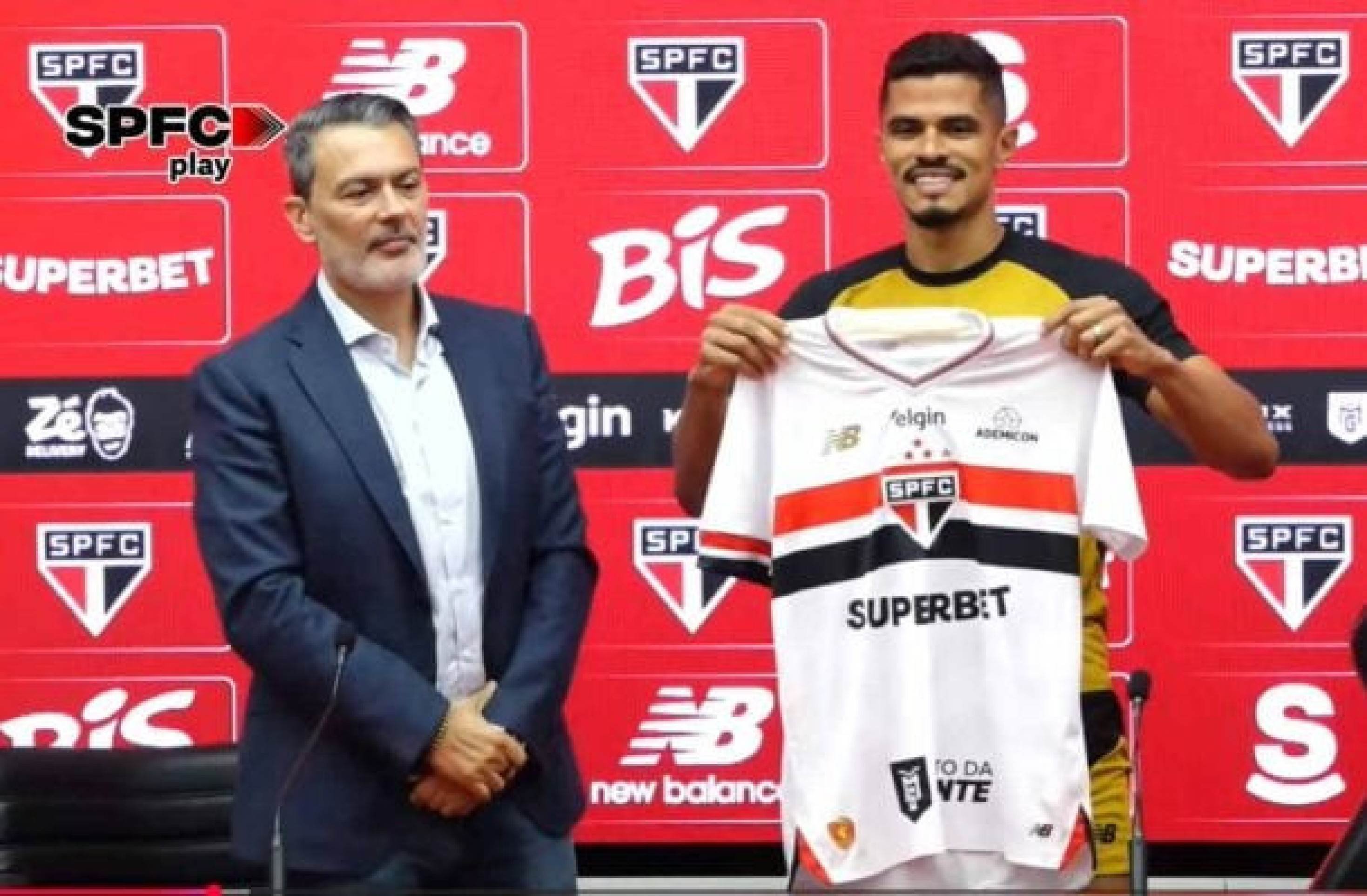  Aos 31 anos, o jogador assinou contrato válido até 31 de dezembro de 2027, com cláusula de renovação automática condicionada ao cumprimento de metas esportivas -  (crédito: Foto: Reprodução de Vídeo)