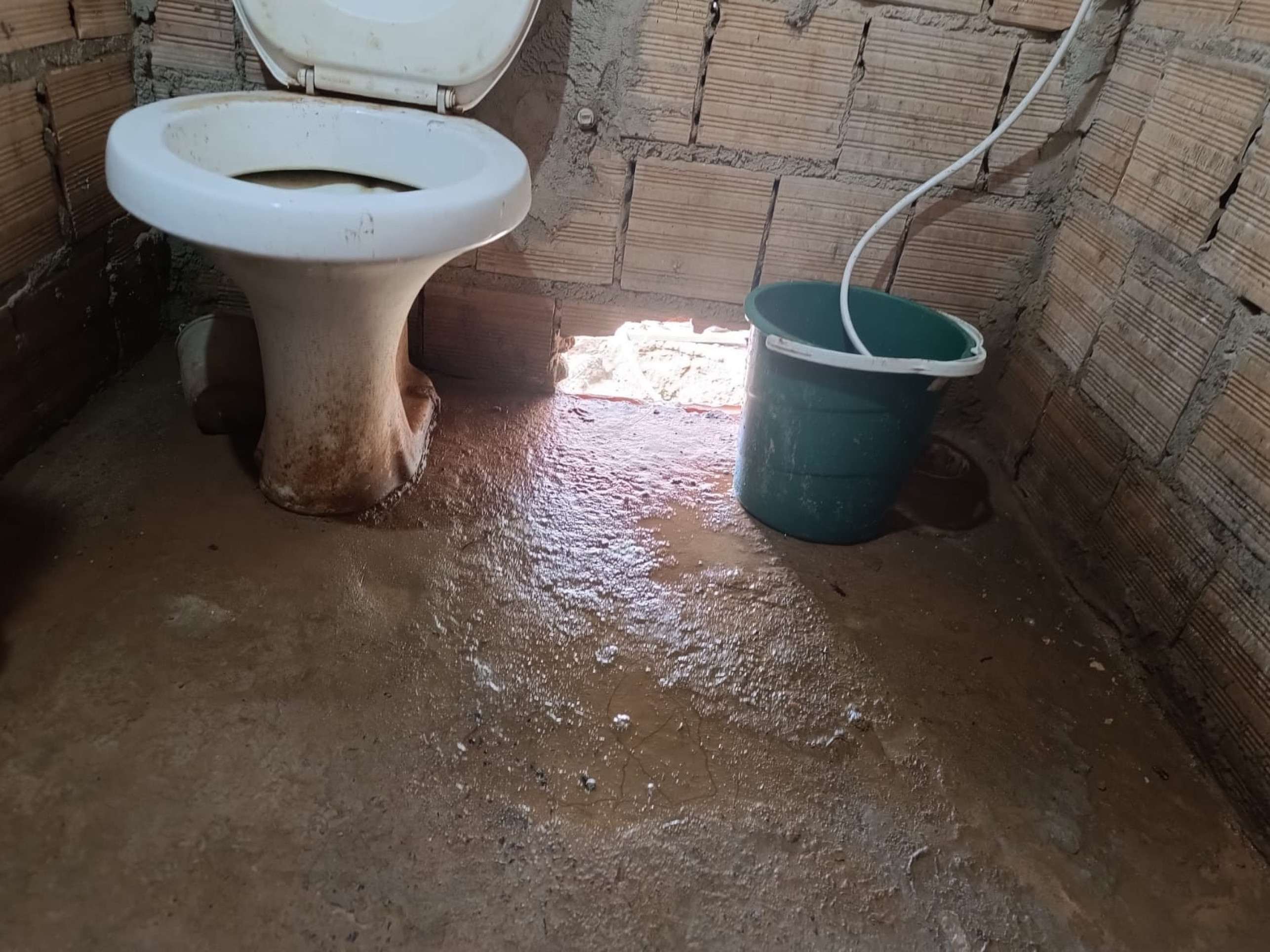 Buraco que fizeram na casa pra escoar a &aacute;gua ontem